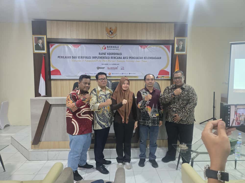 Ketua, Anggota dan Kepala Sekretariat Bawaslu Kabupaten Probolinggo bersama Ibu Dwi Endah Prasetyowati 