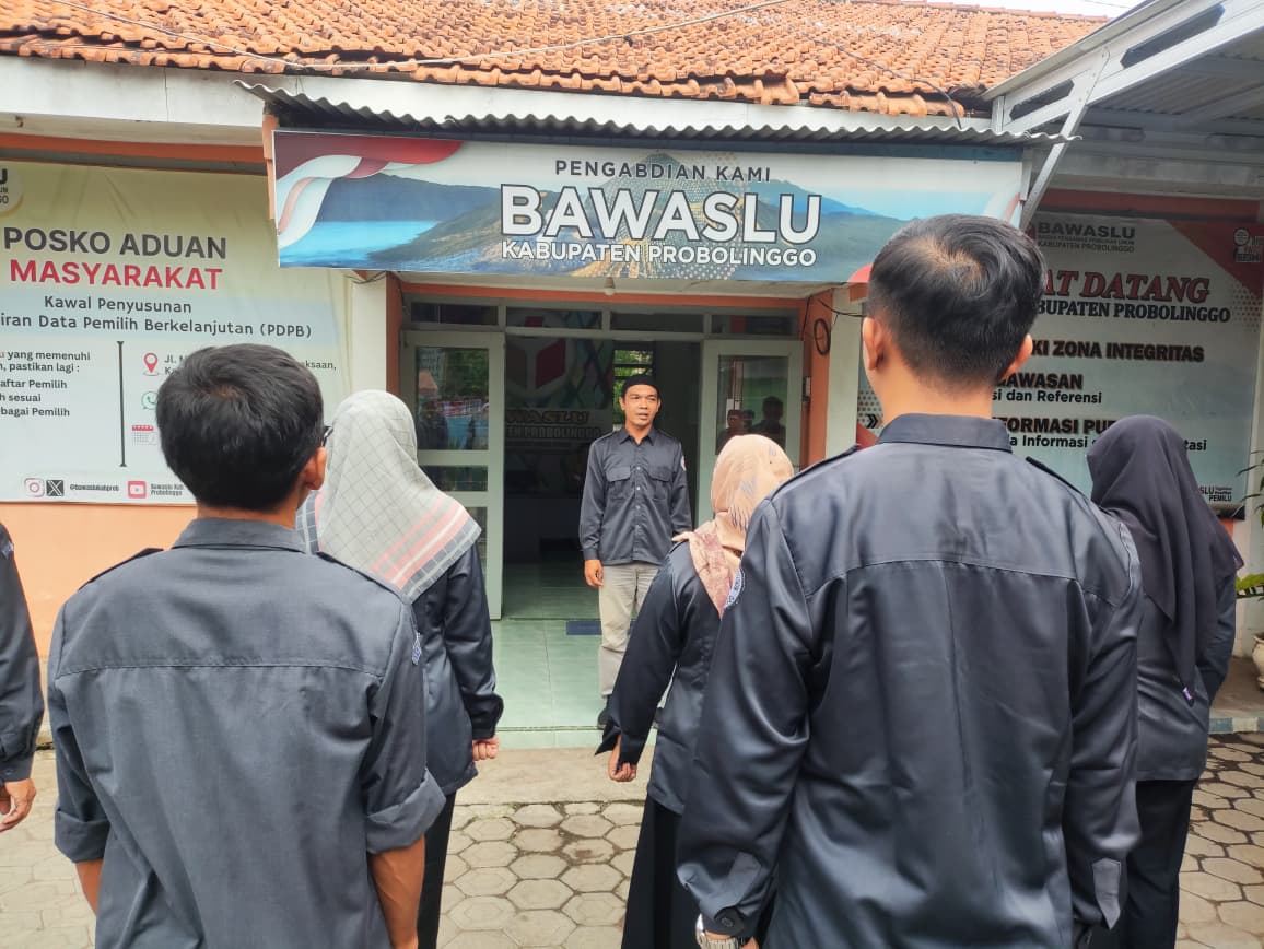 Ketua Bawaslu Probolinggo Memberikan Arahan kepada Jajaran Sekretariat