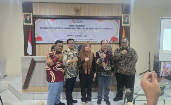 Ketua, Anggota dan Kepala Sekretariat Bawaslu Kabupaten Probolinggo bersama Ibu Dwi Endah Prasetyowati 