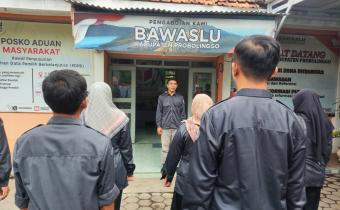 Ketua Bawaslu Probolinggo Memberikan Arahan kepada Jajaran Sekretariat