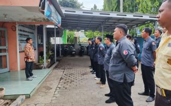 Tola Ediy' Memimpin Apel Pagi